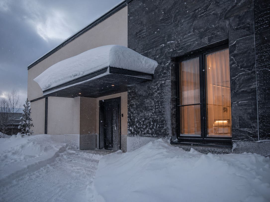 Фасад дома под зимней снеговой нагрузкой в Уфе — климатические испытания материалов