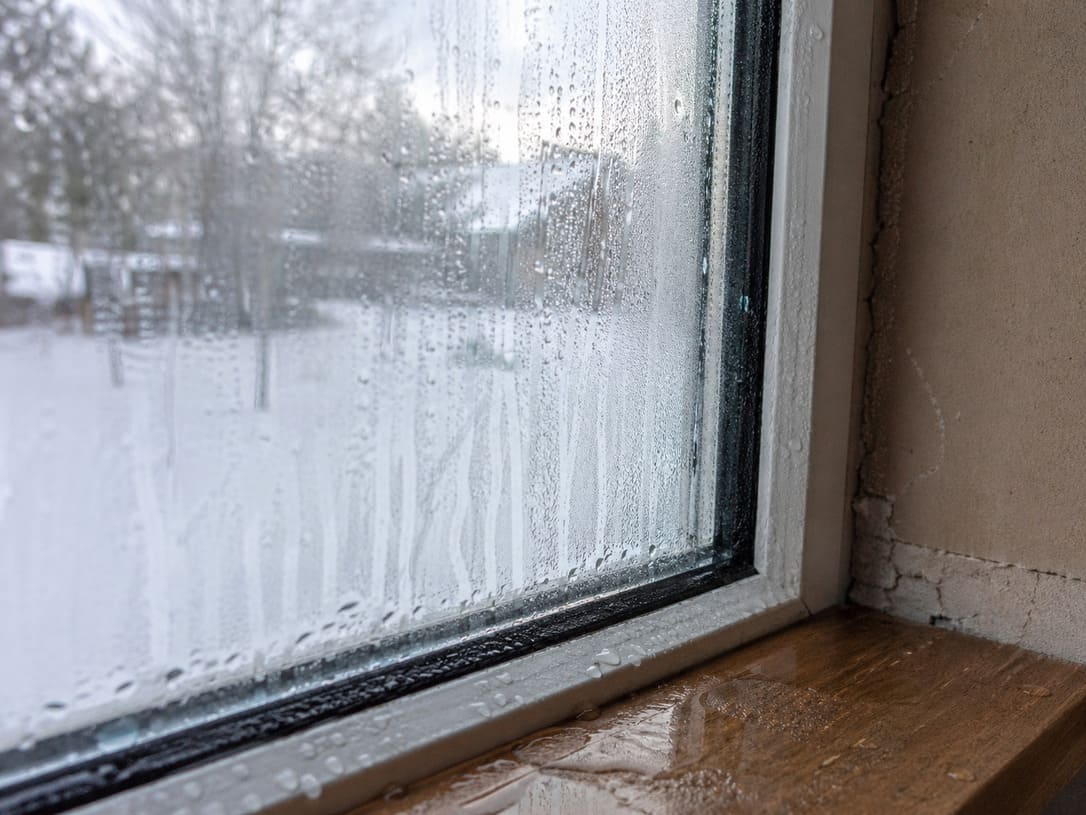 Конденсат на окне газобетонного дома — типичная проблема влажности в первые годы