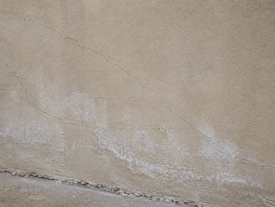 Трещины и высолы на штукатурном фасаде — типичные ошибки проекта